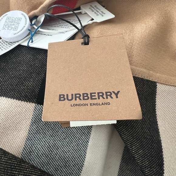 ๐ Burberry Check Reversible Camel Check Cape Poncho - Picture 7 of 8